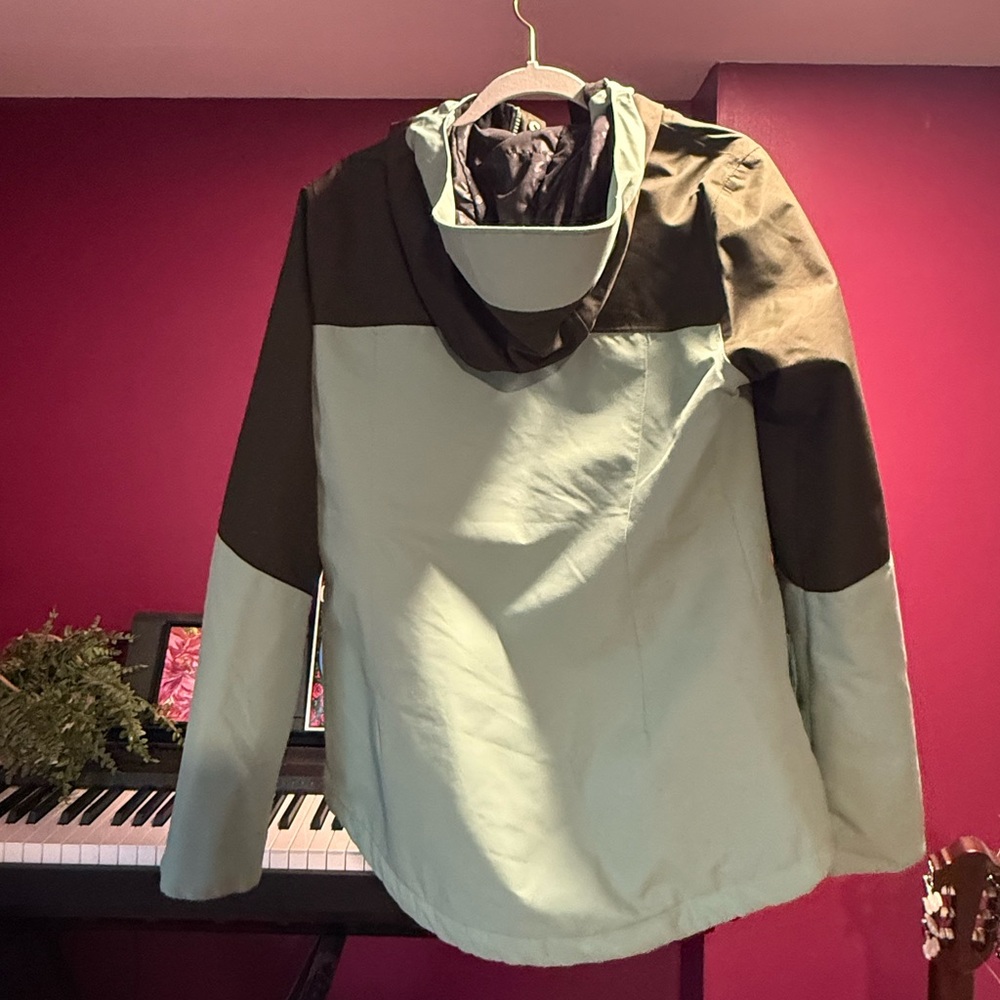 Volcom size small women’s Ski and Snowboarding jacket, worn twice, super warm! - Picture 2 of 3